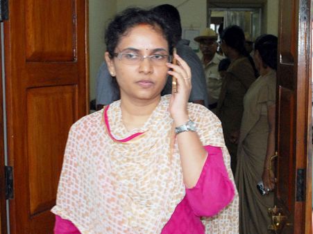 బీజేపీ మాజీ ఎమ్మెల్యే అక్రమ సంబంధం, విడాకులు ఇవ్వాలని !