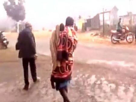 విషాదం : కూతురు మృతదేహంతో 15 కిలోమీటర్లు నడిచిన తండ్రి, సిబ్బందిపై వేటు