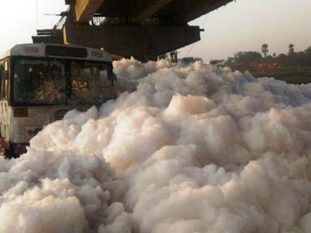 విషపూరిత నురగ, బస్సుకు తప్పిన ప్రమాదం: కొరియా లేక్‌ను పరిశీలించిన కేటీఆర్