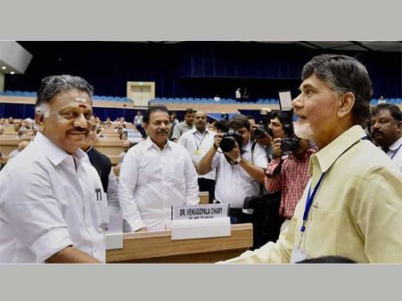 రేపు అమరావతికి పన్నీర్ సెల్వం: చంద్రబాబుతో భేటీ కోసం..