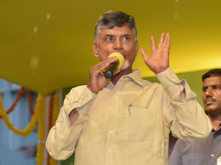 గౌతమిపుత్ర శాతకర్ణిపై కేబినెట్ చర్చ: లేచి వెళ్లిపోయిన చంద్రబాబు..