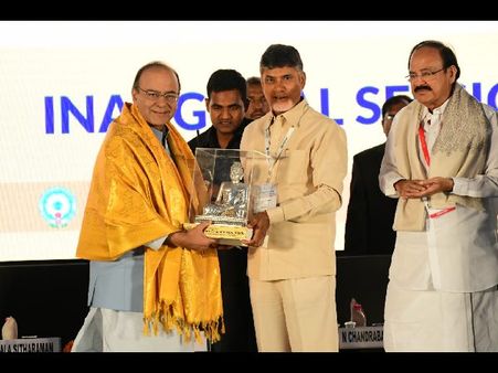 ఏపీది తొలి స్థానం, అక్కడా ఇక్కడా పని రాక్షసులే: బాబుపై వెంకయ్య, జైట్లీ