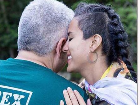 ఆమె కౌగిలింతల వ్యాపారం అదుర్స్: లక్షలు సంపాదిస్తోంది!(పిక్చర్స్)