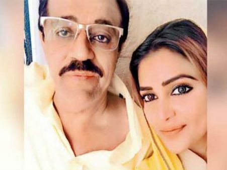 అడ్డంగా దొరికాడు.. ఫోటోలు: రైళ్లో భార్యతో 1993 పేలుళ్ల నిందితుడి రొమాన్స్!