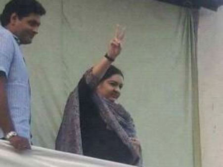 జయలలిత మేనకోడలు దీపాకు జేజేలు, శశికళకు శాపనార్థాలు