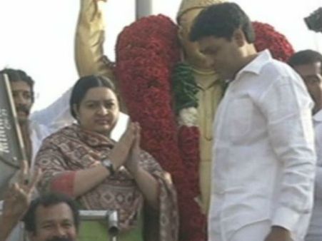 మెరీనాబీచ్ వేదికగా దీప వర్సెస్ శశికళ, రెండు గ్రూపుల బలప్రదర్శన