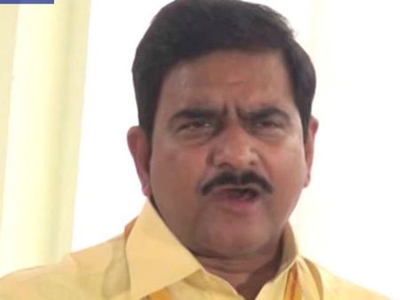 పనిచేయకుండా గడ్డి పీకుతున్నారా?: కాంట్రాక్టర్లకు దేవినేని 'క్లాస్'