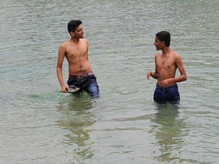 సెల్ఫీ మోజులో ఇద్దరు ఇలా చేశారు...చివరకు ప్రాణాలు కోల్పోయారు