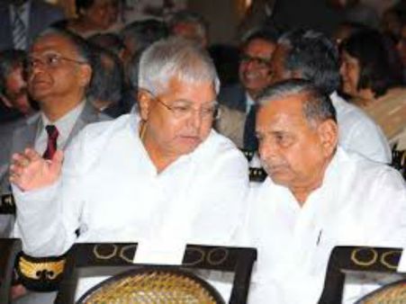 లాలూకు ఝలక్ :అఖిలేష్ కు ఫోన్ చేసిన లాలూ, 'ఎన్నికలయ్యే వరకు నేనే పార్టీ చీఫ్'