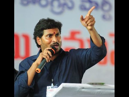 జగన్ ఎస్కార్ట్ వాహనాలను అడ్డుకున్నారు: పవన్ విగ్రహానికి క్షీరాభిషేకం