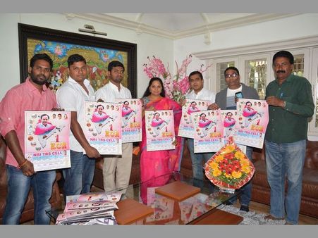 ఎన్నారై టీఆర్ఎస్ క్యాలెండర్‌ని ఆవిష్కరించిన ఎంపీ కవిత