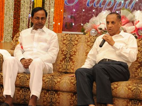 ఇలాంటి సీఎంను ఎప్పుడూ చూడలేదు:కేసీఆర్‌పై గవర్నర్(పిక్చర్స్)