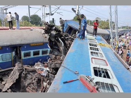 విషాదం :ఆప్తులను , పెద్దదిక్కులను కోల్పోయిన కుటుంబాలు, ప్రమాదం నుండి బతికారిలా..