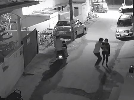 లిప్ లాక్, హగ్ కోసం: తట్టుకోలేక బెంగళూరు పరువు తీశారు