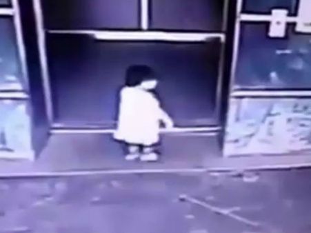 మూసుకుంటున్న లిఫ్ట్ తలుపులు.. వాటి మధ్యలో చిన్నారి