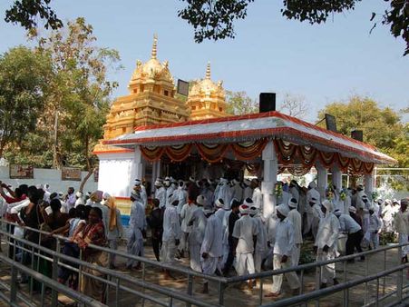 అట్టహాసంగా ప్రారంభమైన నాగోబా జాతర: తరలిన భక్తజనం(పిక్చర్స్)
