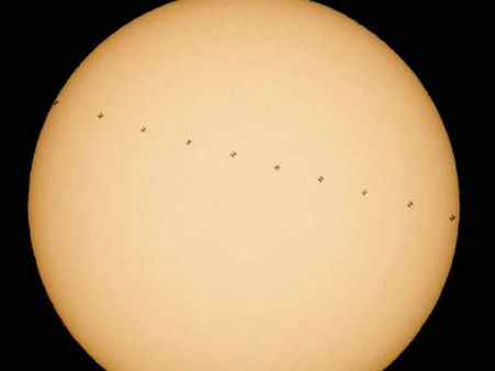 అరుదైన దృశ్యం: సూర్యుడుని దాటుతుండగా ఐఎస్ఎస్(ఫొటో)