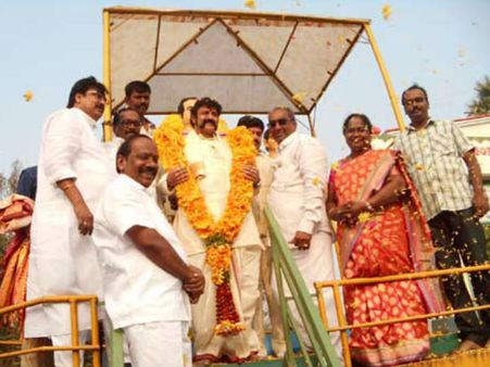 శాతకర్ణి ఉత్సాహం: స్వగ్రామంలో బాలయ్య సంక్రాంతి సంబరాలు