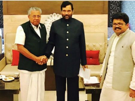 కేక గురు: కేరళ సీఎం పన్నీర్ సెల్వం, కేంద్ర మంత్రి రాంవిలాస్ పాశ్వాన్