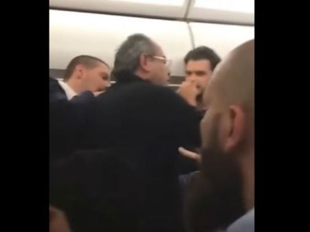 విమానంలో పిడిగుద్దులతో బీభత్సం: ఎమర్జెన్సీ ల్యాండింగ్(వీడియో)