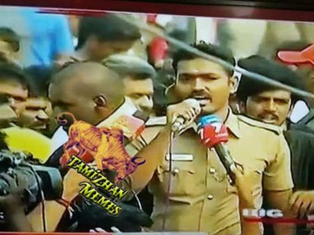 దెబ్బ అంటే ఇదే: జల్లికట్టు ధర్నాలో యూనీఫాంలో పోలీస్