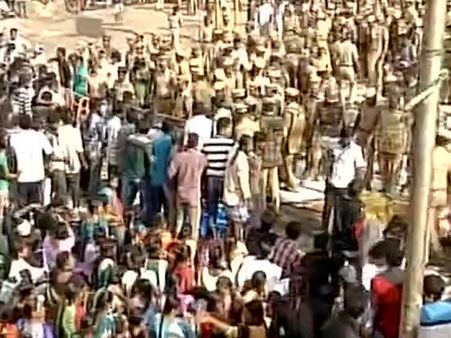 మెరీనా బీచ్ ఖాళీ చేయిస్తున్న పోలీసులు, విద్యార్థుల ఎదురుదాడి