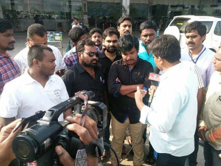 మాట తప్పని హీరో: ఏపీకి హోదా కోసం విశాఖకు సంపూర్ణేష్ బాబు, అరెస్ట్(వీడియో)