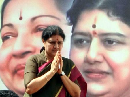 కారు ఎందుకు తిరిగిచ్చావ్: అతనిని అడిగిన శశికళ, తిరిగొచ్చాడు