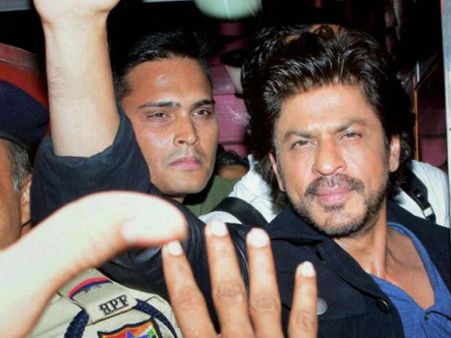 షారుక్ కోసం ఎగబడిన అభిమానులు: ఒకరు మృతి, మరొకరి తీవ్రగాయాలు, తోపులాట