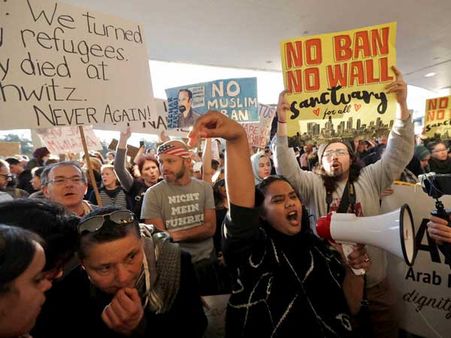 ట్రంప్‌కు షాక్ మీద షాక్: వారికి 10వేల ఉద్యోగాలిస్తామన్న సంస్థ