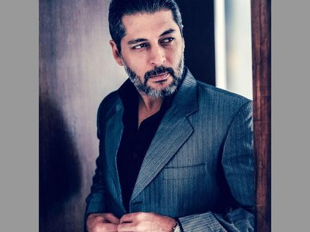 టీడీపీ నేత ఇంట్లో ఖైదీ నెం. 150 విలన్ హల్‌చల్