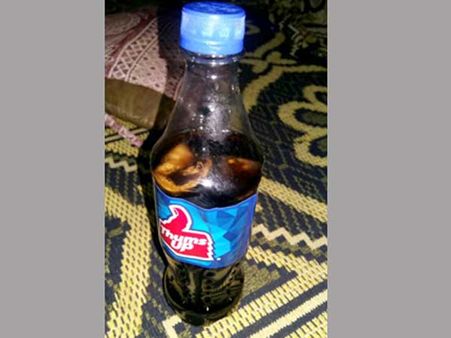 షాక్: థమ్సప్ బాటిల్‌లో చచ్చిన బల్లులు!