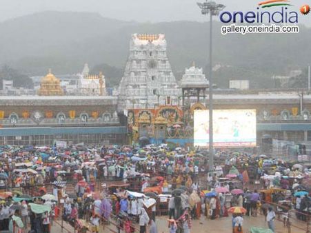 నోట్ల రద్దు ఎఫెక్ట్ : దేవుడికే కరెన్సీ కష్టాలు, వెంకన్నకు తగ్గిన రాబడి