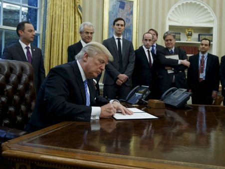 ముస్లిం దేశాలపై ట్రంప్ ఉక్కుపాదం, ఎగ్జిక్యూటివ్ ఆర్డర్ పై సంతకం