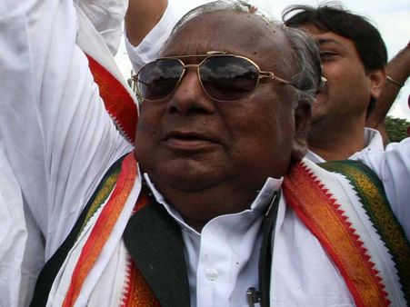 మోడీని గాంధీతో పోలుస్తారా, పెళ్లయినా బాధ్యతలు తెలియవు: విహెచ్