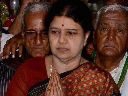 జ్యోతిష్కులు తేల్చేశారు: ఆరునూరైనా సిఎంగా శశికళ