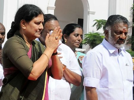 తేలిపోయిన చిన్నమ్మ: పన్నీరు ఎదురుదాడి