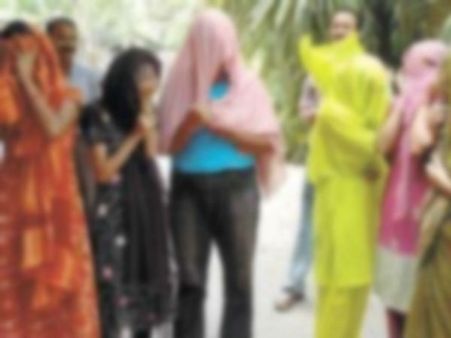 రేవ్‌ పార్టీపై దాడి: తప్పతాగి అశ్లీల నృత్యాలు, సెక్స్ రాకెట్ గుట్టురట్టు