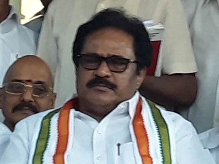 శశికళకు మద్దతిస్తామని పార్టీ చీఫ్:మండిపడ్డ కాంగ్రెస్ ఎంఏల్ఏలు