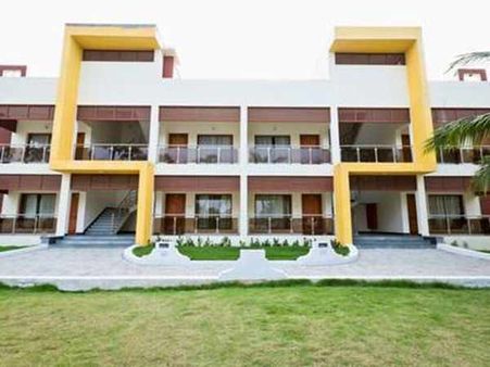 రిసార్ట్ బార్‌లోనే ఎక్కువగా గడిపిన ఎమ్మెల్యేలు, వారిపై తిట్ల దండకం