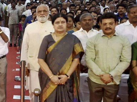 శశికళ: ఆయా నుండి సీఎం స్థాయికి, కుటుంబసభ్యులకు దూరమై, కేసులు తట్టుకొంటూ..