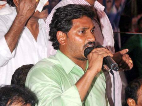 కిరణ్ కుమార్ రెడ్డీ చేశారు, ఇప్పుడు రావట్లేదు: చంద్రబాబును ఏకేసిన జగన్