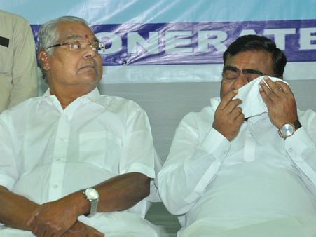 కన్నీళ్లు పెట్టుకున్న కోట, బాబుమోహన్.. తాగండి, కానీ రోడ్ల పైకి వద్దు: నాయిని