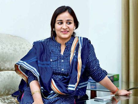 మామ.. బావ ఇద్దరిదీ ఒకే శైలి:దూసుకెళ్తున్న ములాయం చిన్నకోడలు..