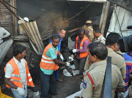 అర్ధరాత్రి ఆర్థనాదాలు: అగ్ని ప్రమాదంలో ఏడుగురు సజీవ దహనం(పిక్చర్స్)