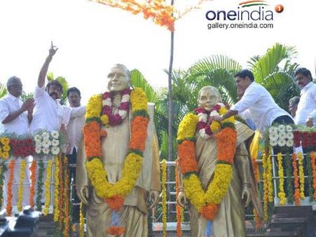 నేనే హీరోను, చంద్రబాబు విలన్: బాలయ్య ఎన్టీఆర్ సినిమాపై నాదెండ్ల