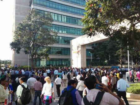 టెక్కీలకు షాక్:భారీగా ఉద్యోగాల కోత, ఐటి ఉద్యోగులకు శిక్షణ ఇవ్వాలి