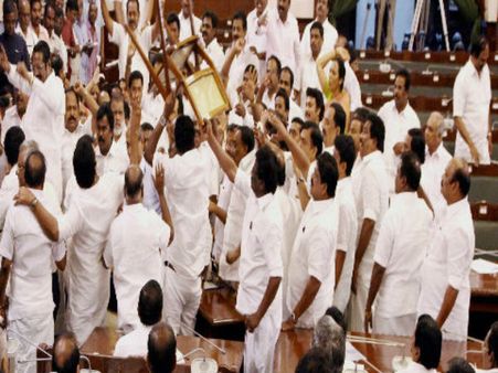 బలపరీక్ష రోజు తమిళనాడు అసెంబ్లీలో అసలేం జరిగింది!: రాష్ట్రపతికి గవర్నర్ నివేదిక