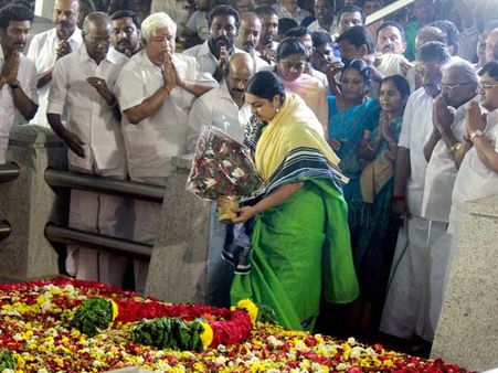 పన్నీర్‌కు షాక్: దీపా యూటర్న్, అమ్మ జయంతి ఎవరికివారే..