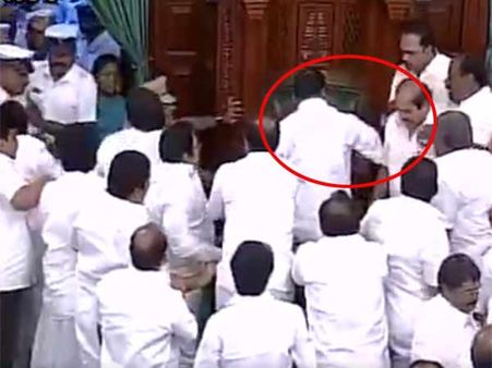 తమిళనాడు అసెంబ్లీలో ఏం జరుగుతోంది ? రగులుతున్న రాష్ట్రం